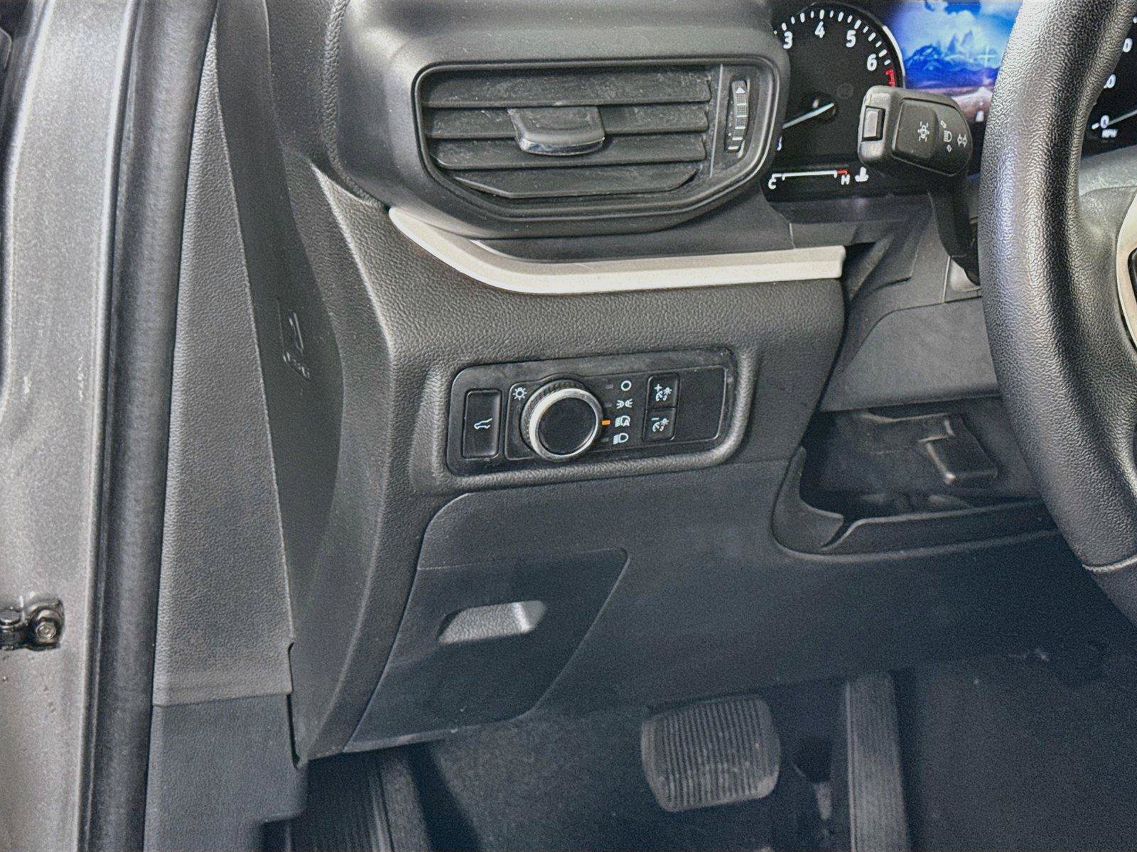 Used 2024 Ford Explorer XLT AWD/4WD image 4