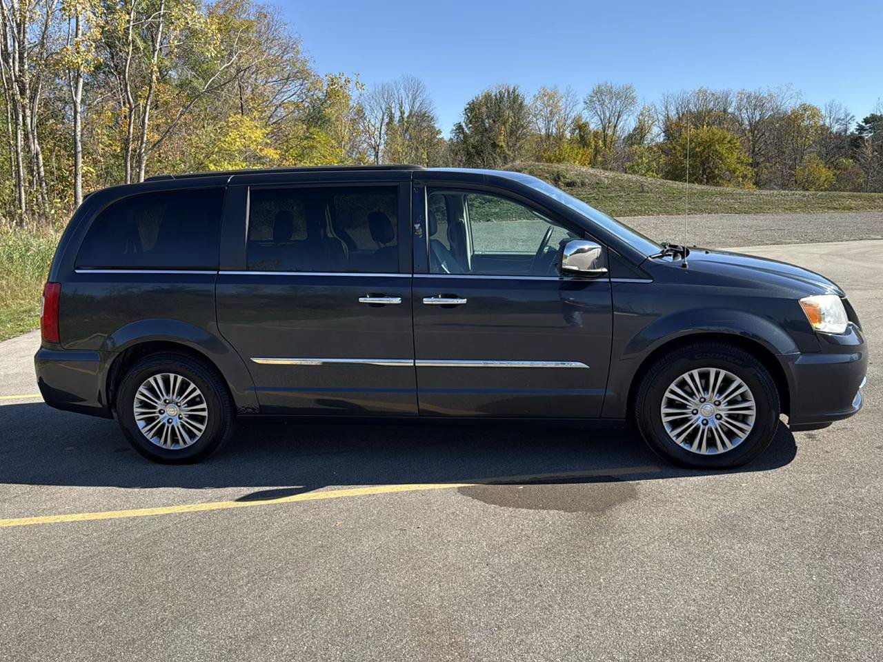 Used 2014 Chrysler Town & Country Touring-L FWD image 4