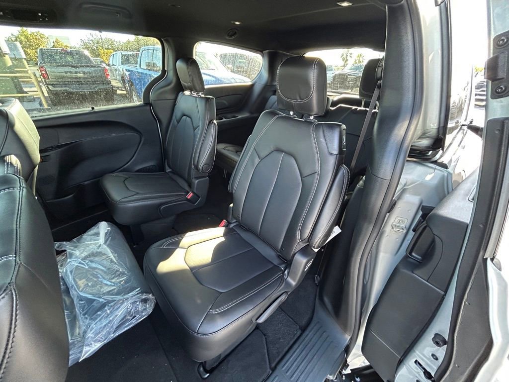 New 2026 Chrysler Pacifica Select image 28