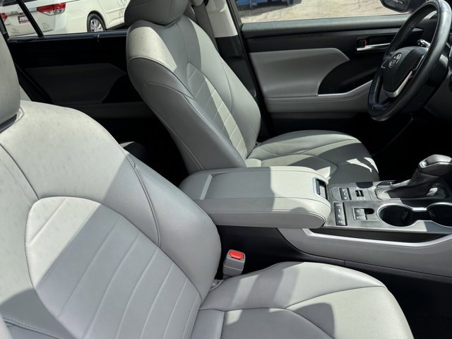 Used 2022 Toyota Highlander XLE AWD/4WD image 20