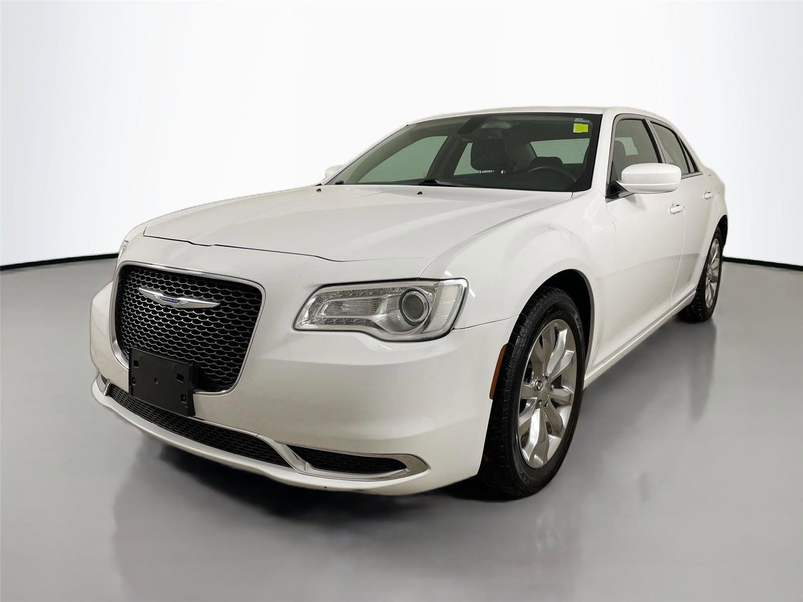 Used 2018 Chrysler 300 Touring image 3