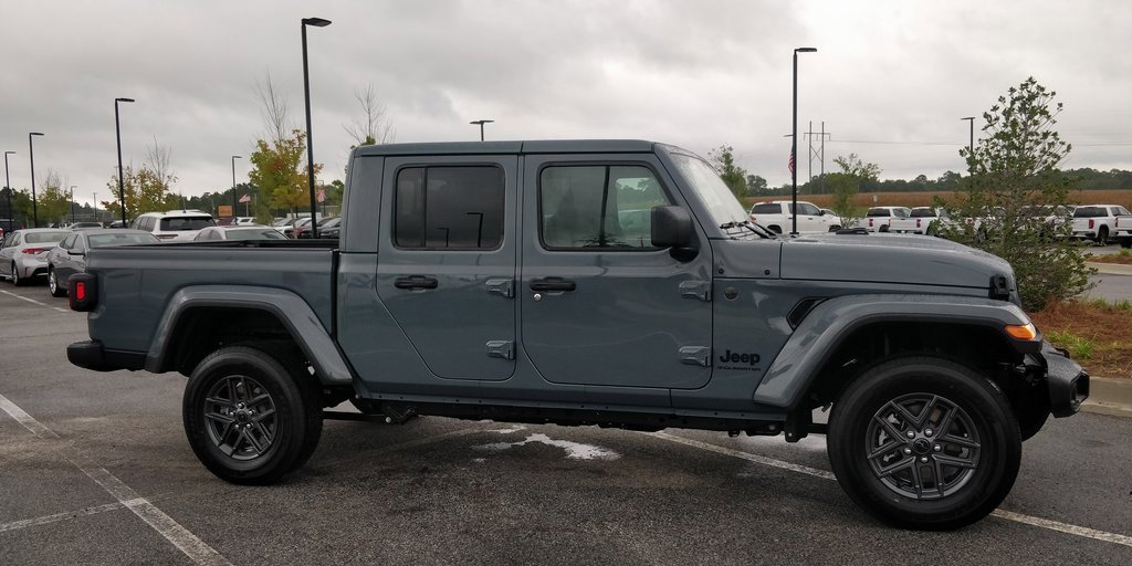 New 2025 Jeep Gladiator Sport image 20