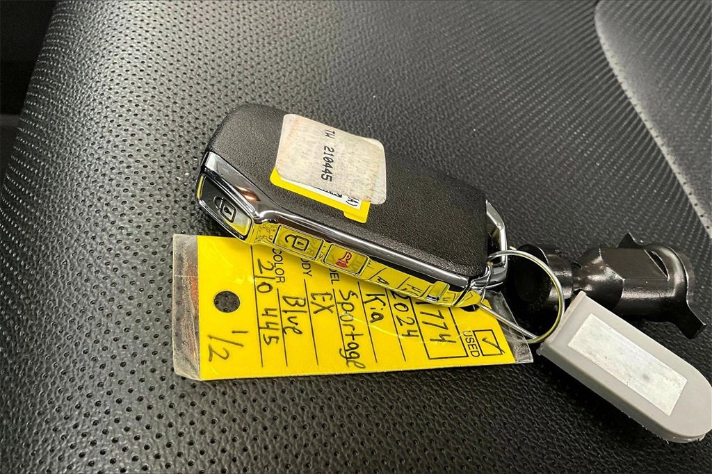 Used 2024 Kia Sportage EX image 11