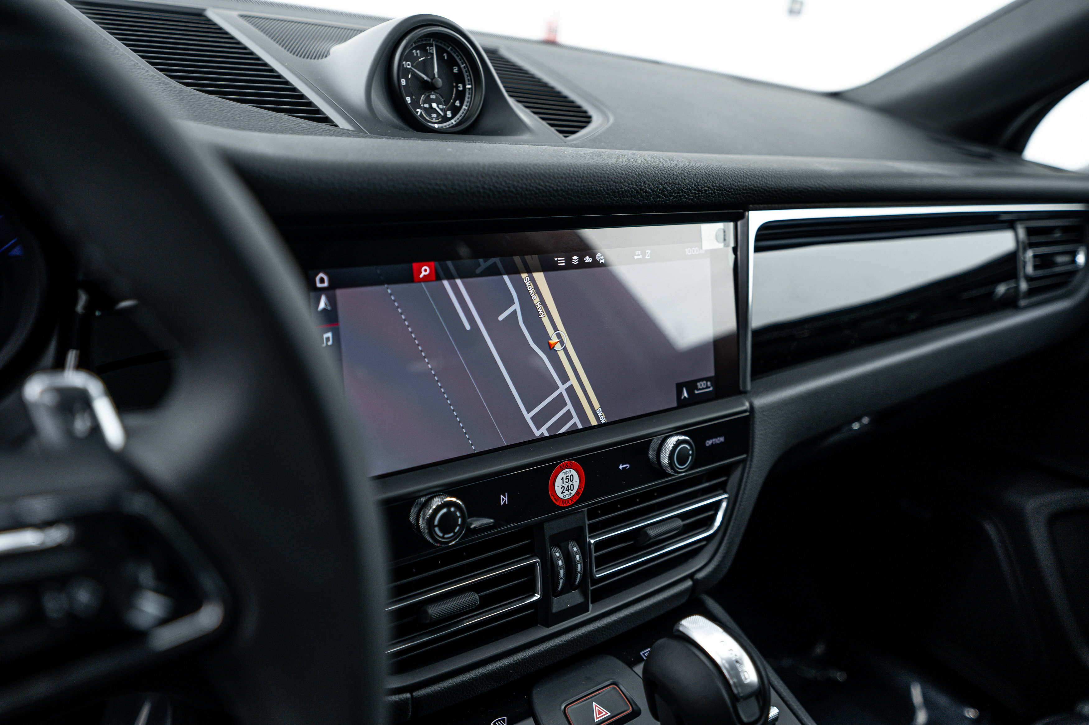 Certified 2026 Porsche Macan AWD/4WD image 17