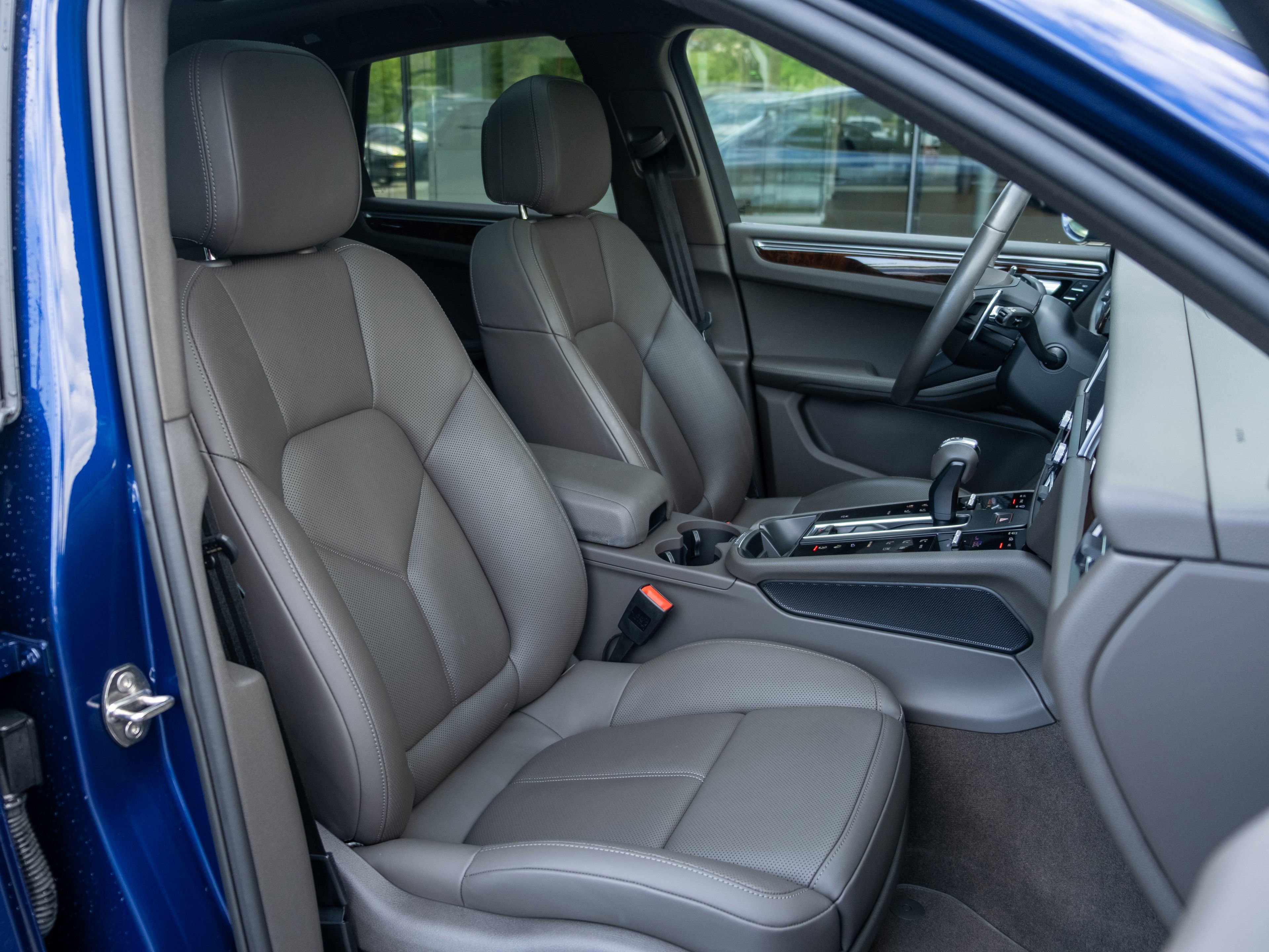 Certified 2023 Porsche Macan AWD/4WD image 36