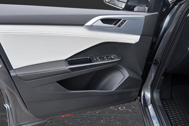 Used 2025 Volkswagen Taos SE FWD image 10