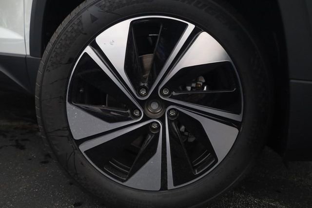 New 2026 Volkswagen Taos SE image 2