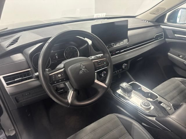 Used 2025 Mitsubishi Outlander SE FWD image 13