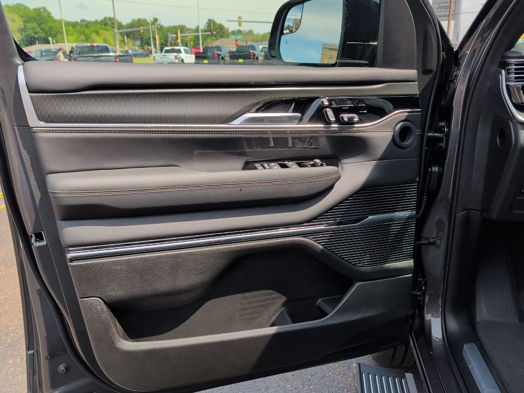 New 2026 Jeep Grand Wagoneer Summit AWD/4WD image 33