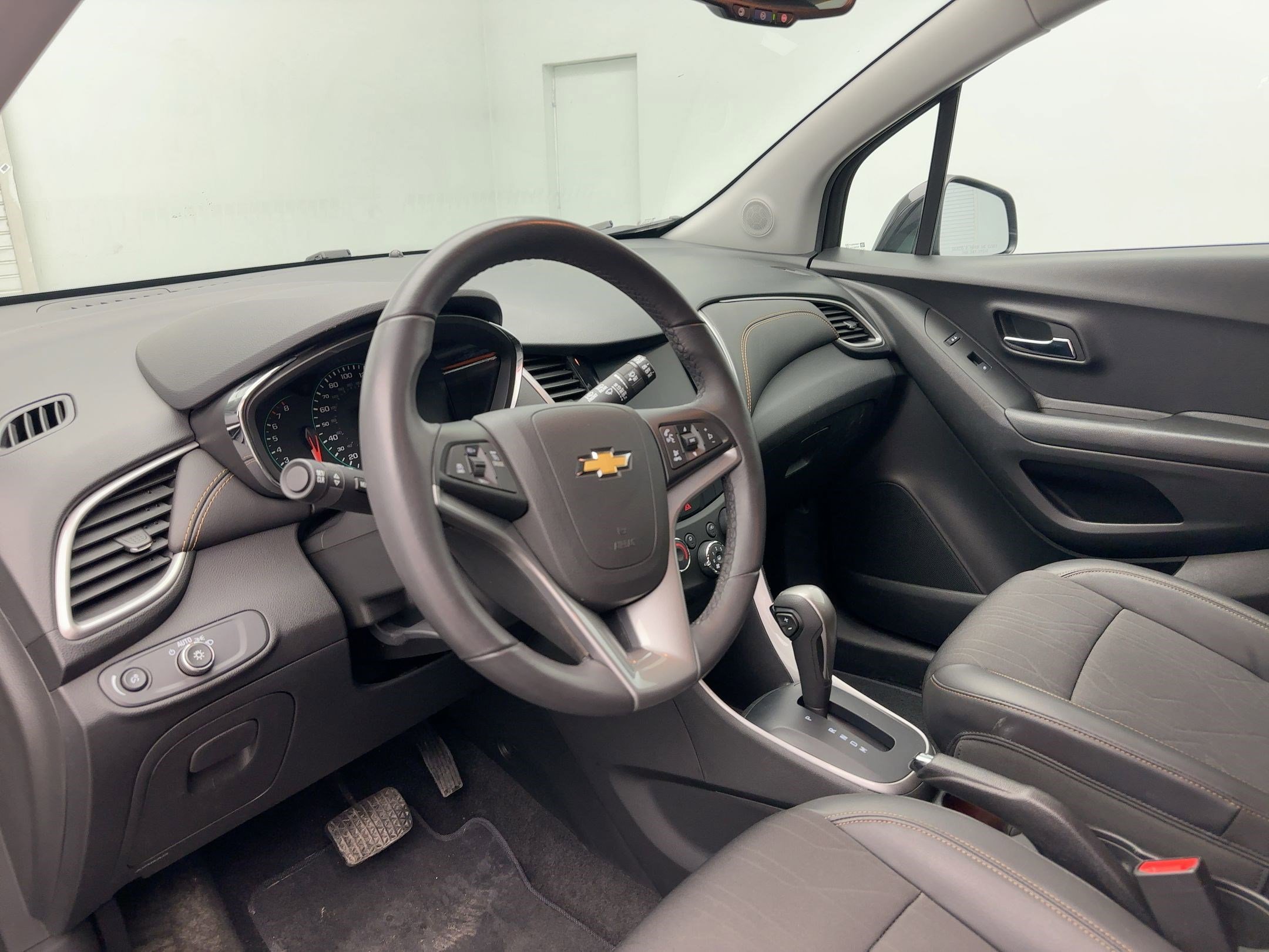 Used 2022 Chevrolet Trax LT w/ LT Convenience Package image 4