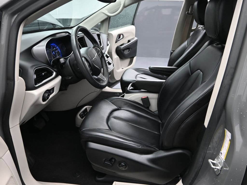 Used 2023 Chrysler Pacifica Touring-L image 14
