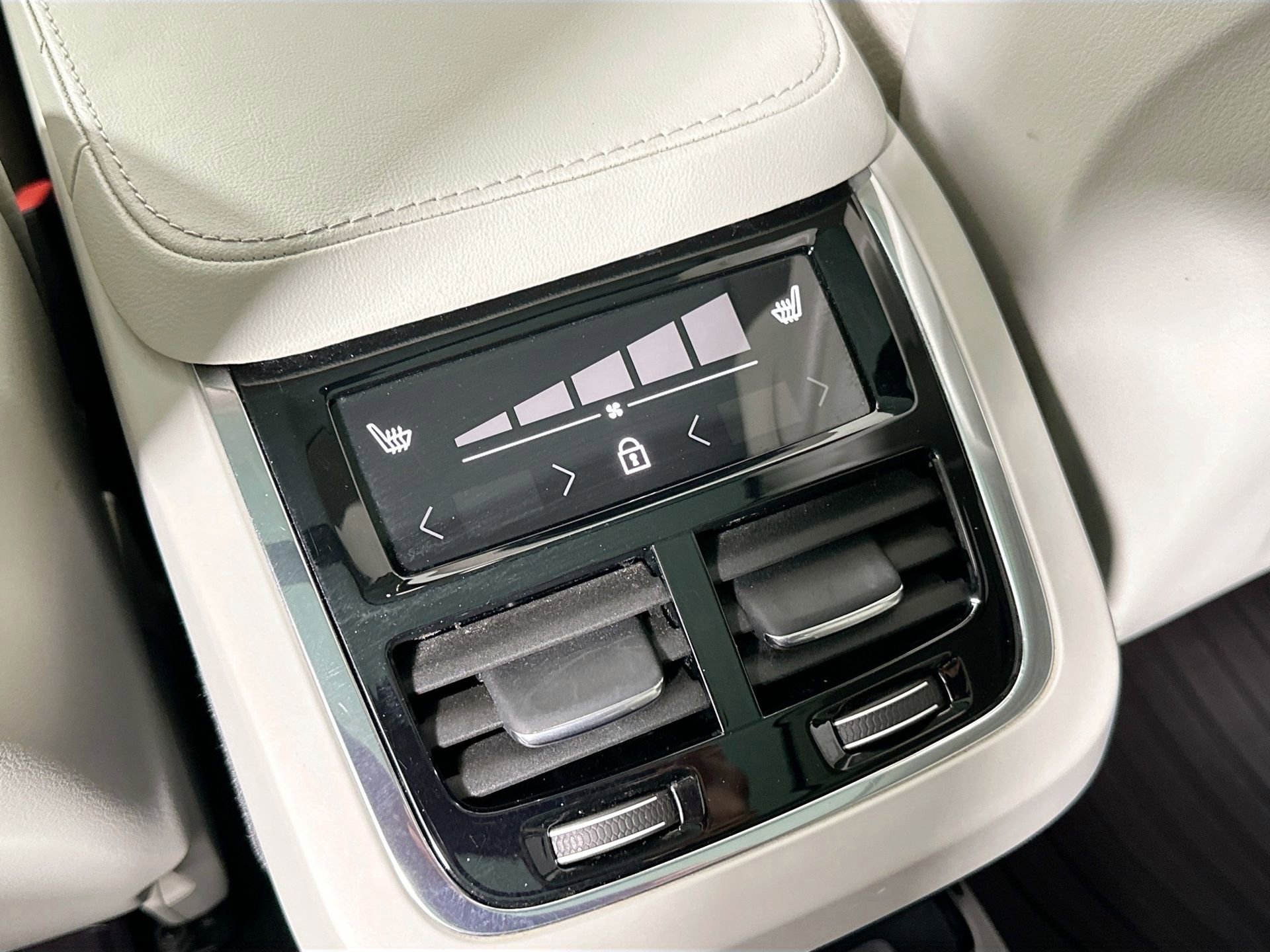 Certified 2023 Volvo XC90 B6 Plus w/ Protection Package image 26