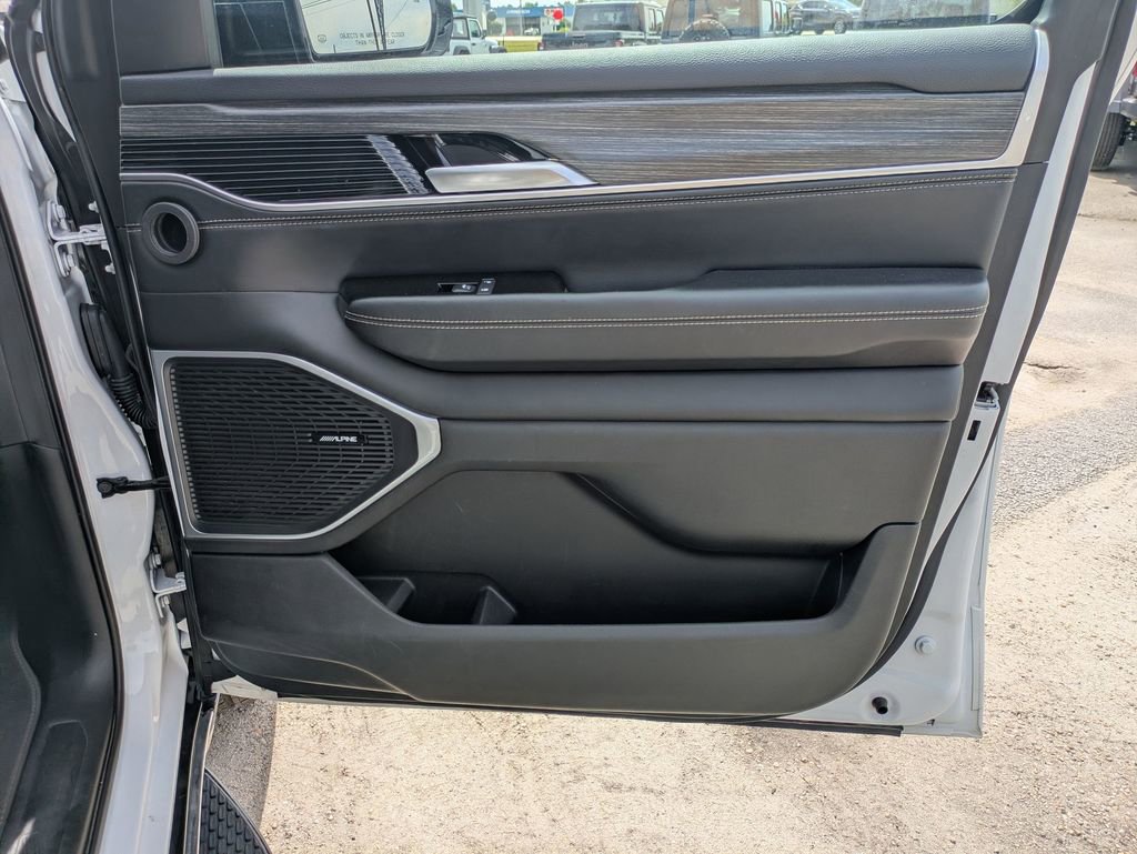 Used 2024 Jeep Wagoneer Series II w/ Flexible Seating Group image 33