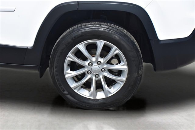 Used 2019 Jeep Cherokee Latitude w/ Popular Appearance Group image 9