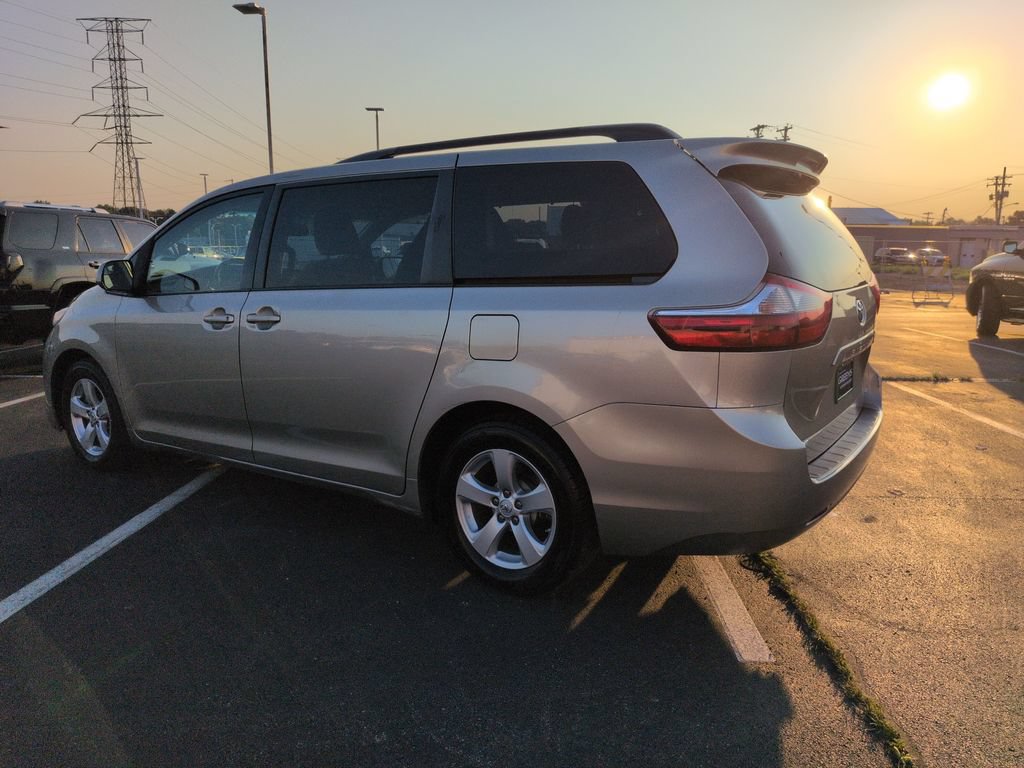 Used 2015 Toyota Sienna LE FWD image 4