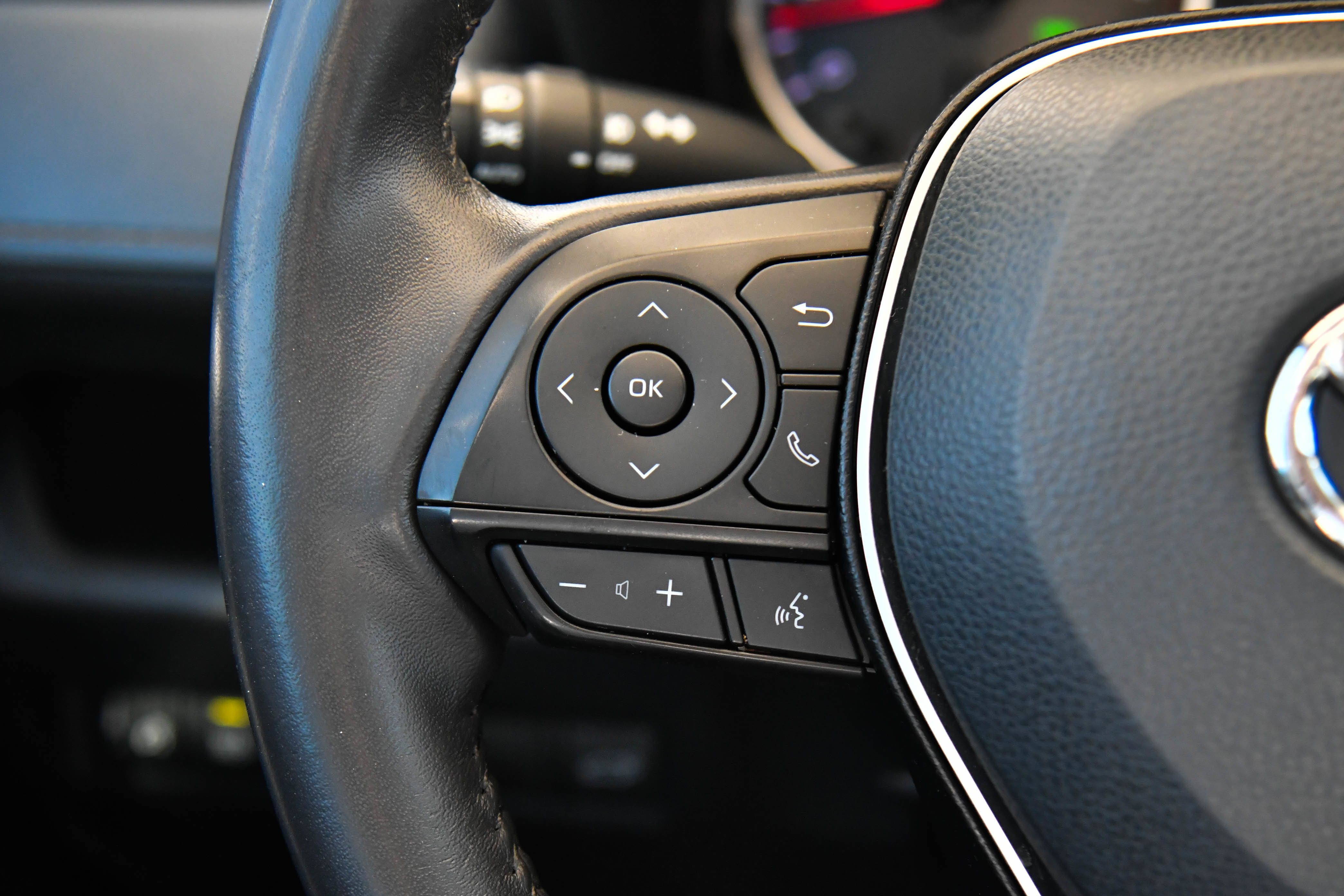 Used 2020 Toyota RAV4 XLE Premium FWD image 30