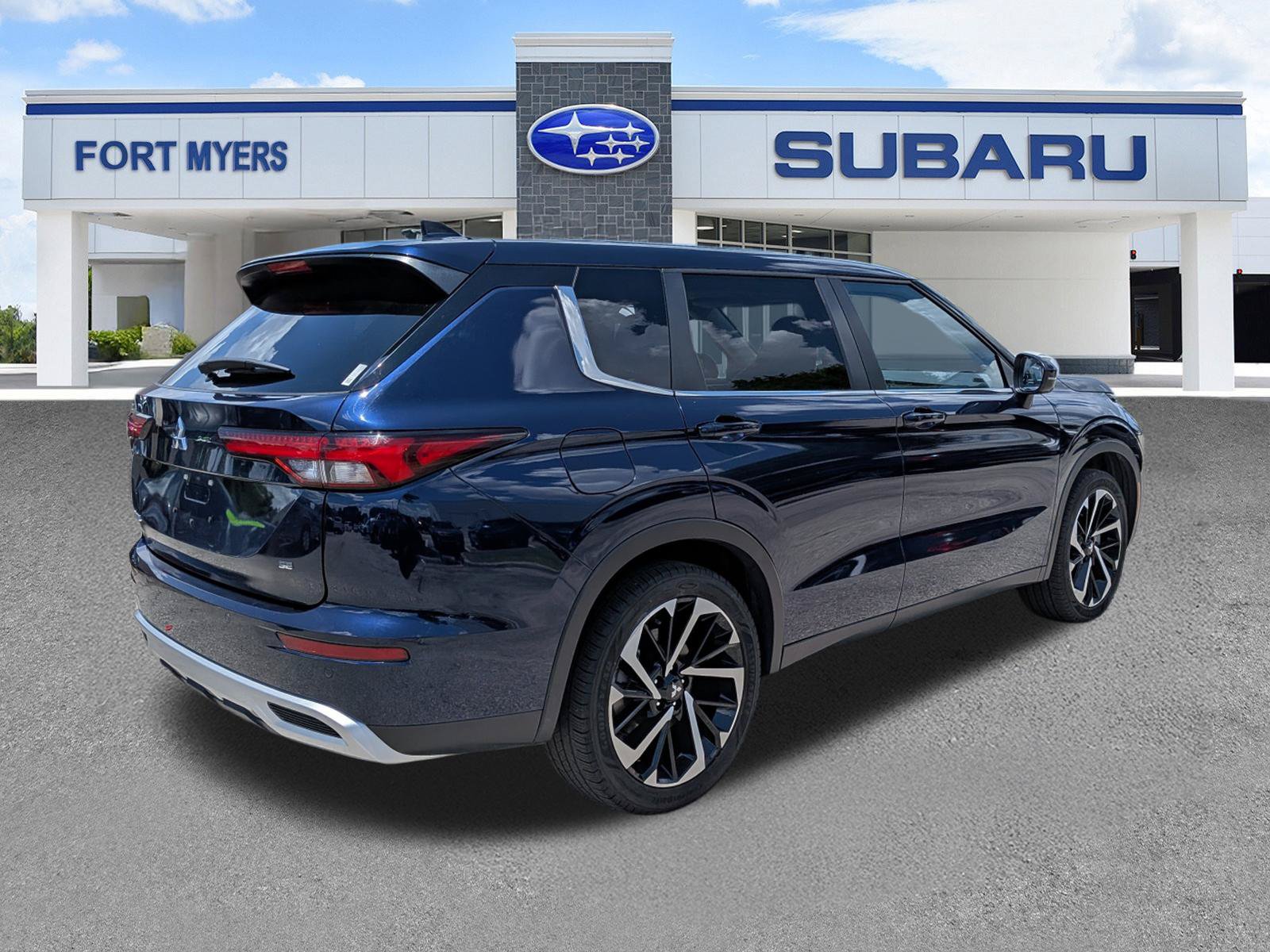 Used 2024 Mitsubishi Outlander SE Black Edition AWD/4WD image 4