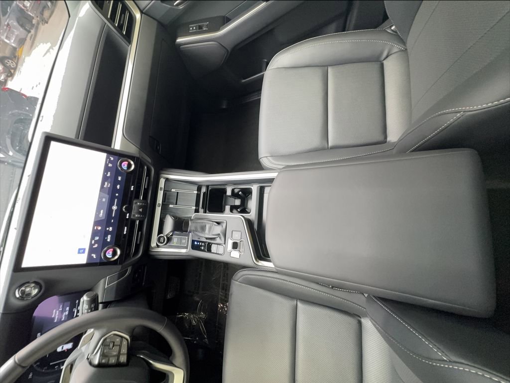Used 2025 Lexus GX 550 w/ Accessory Package (31) AWD/4WD image 39