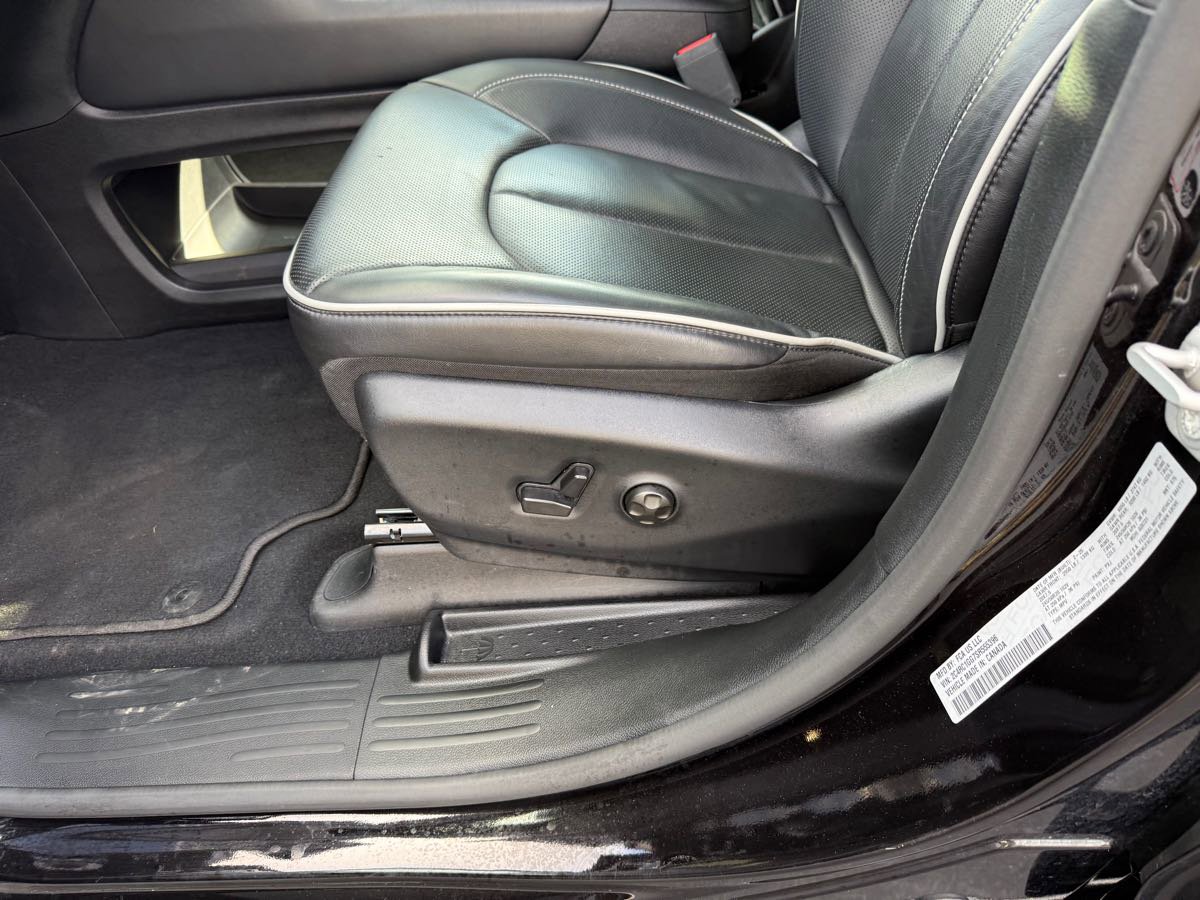 Used 2025 Chrysler Pacifica Limited image 27