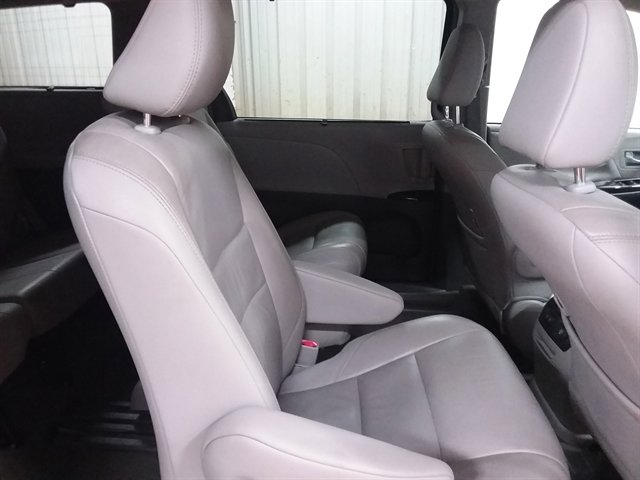 Used 2019 Toyota Sienna XLE FWD image 16