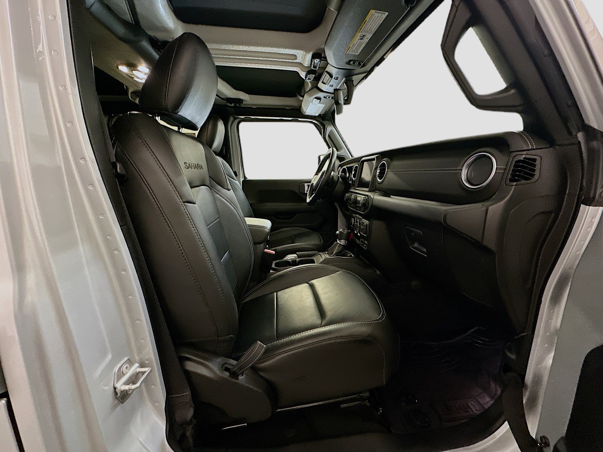 Used 2023 Jeep Wrangler Sahara w/ Cold Weather Group image 32