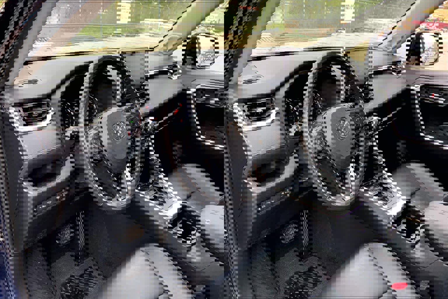 Used 2021 Toyota RAV4 XLE Premium image 16