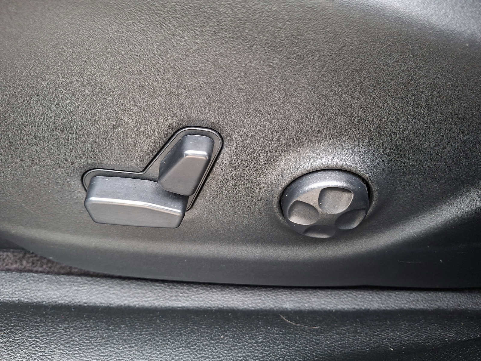 Used 2019 Jeep Cherokee Limited image 11