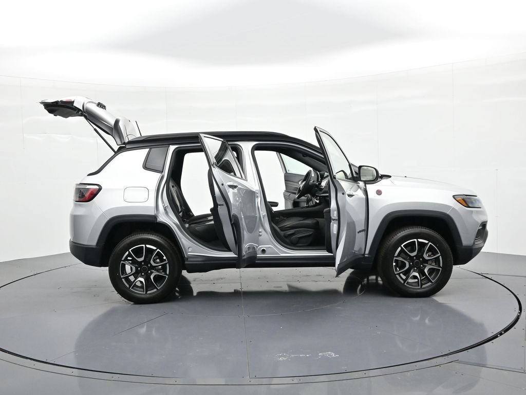 Used 2025 Jeep Compass Trailhawk AWD/4WD image 29
