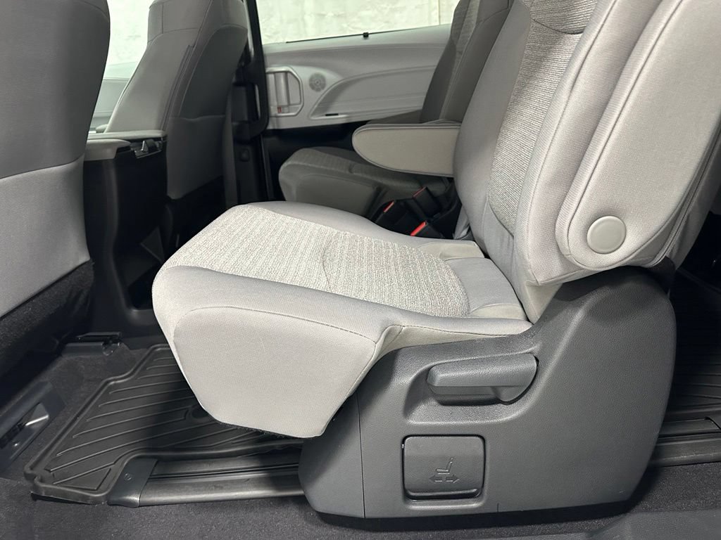 Used 2025 Toyota Sienna LE FWD image 40