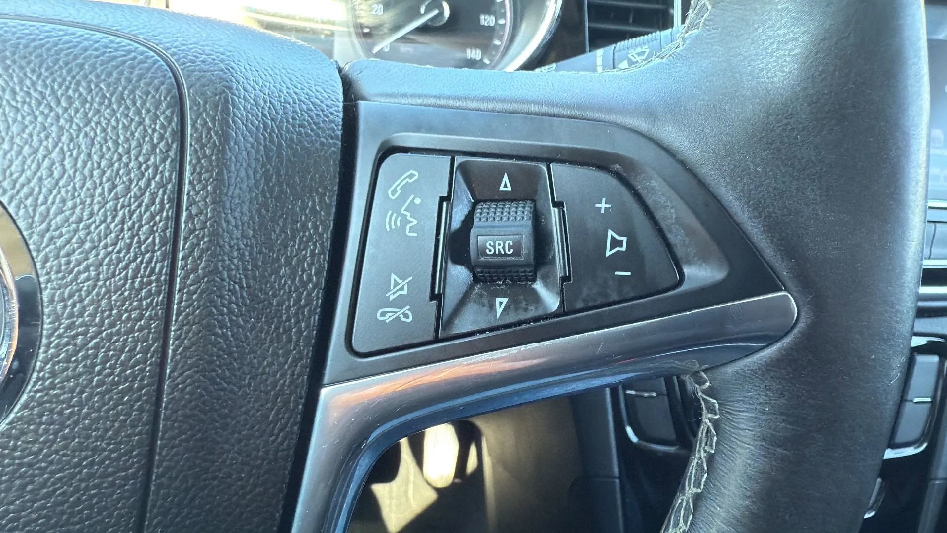 Used 2018 Buick Encore Essence image 11