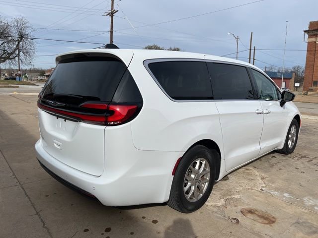 Used 2024 Chrysler Pacifica Touring-L image 6