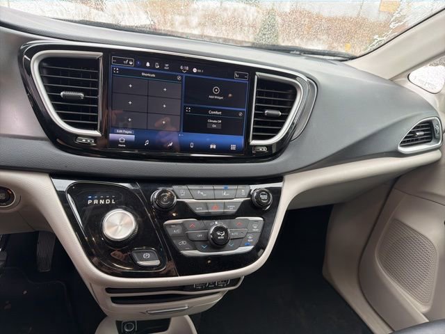 Used 2024 Chrysler Pacifica Touring-L image 13