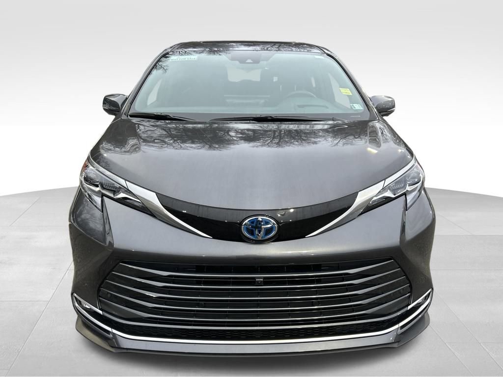 Used 2025 Toyota Sienna Platinum image 8