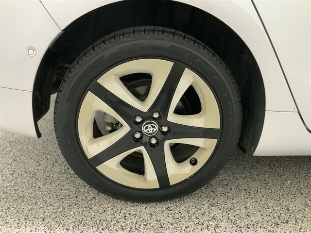 Used 2018 Toyota Prius Three Touring FWD image 11
