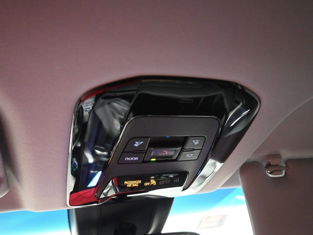 Used 2023 Toyota Venza LE image 11