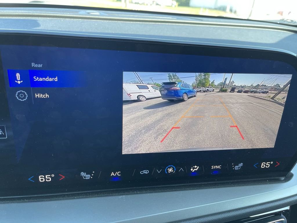 Used 2025 Chevrolet Traverse LT image 17