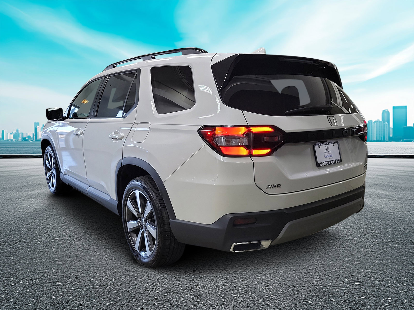 Certified 2025 Honda Pilot Touring image 3