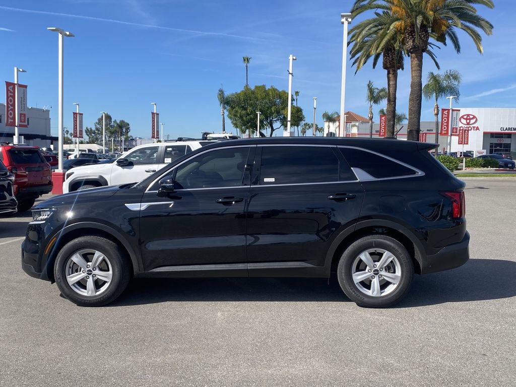 Used 2023 Kia Sorento LX image 2