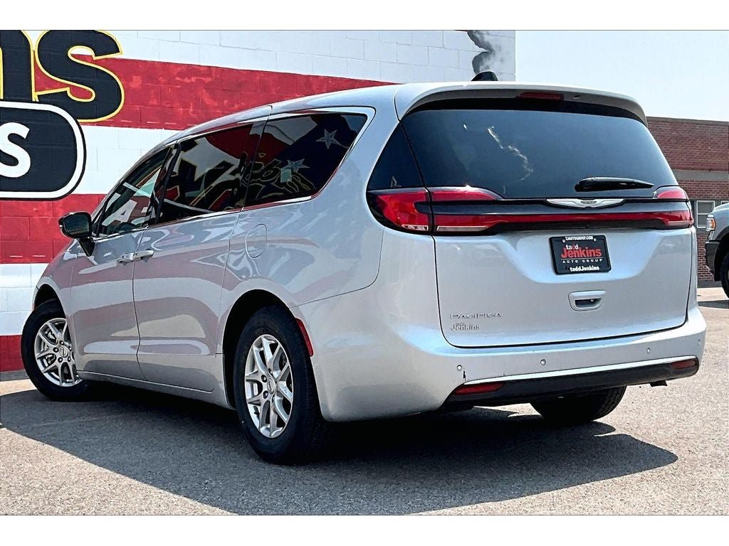 Used 2024 Chrysler Pacifica Touring-L FWD image 13