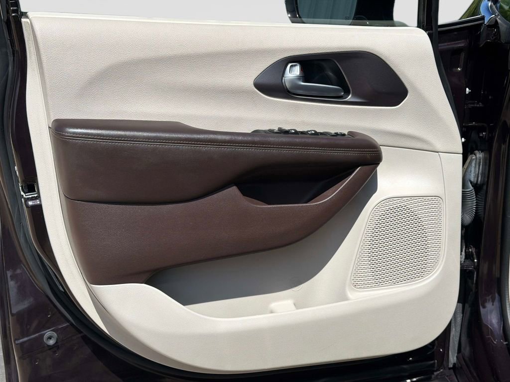 Used 2018 Chrysler Pacifica Touring Plus FWD image 16