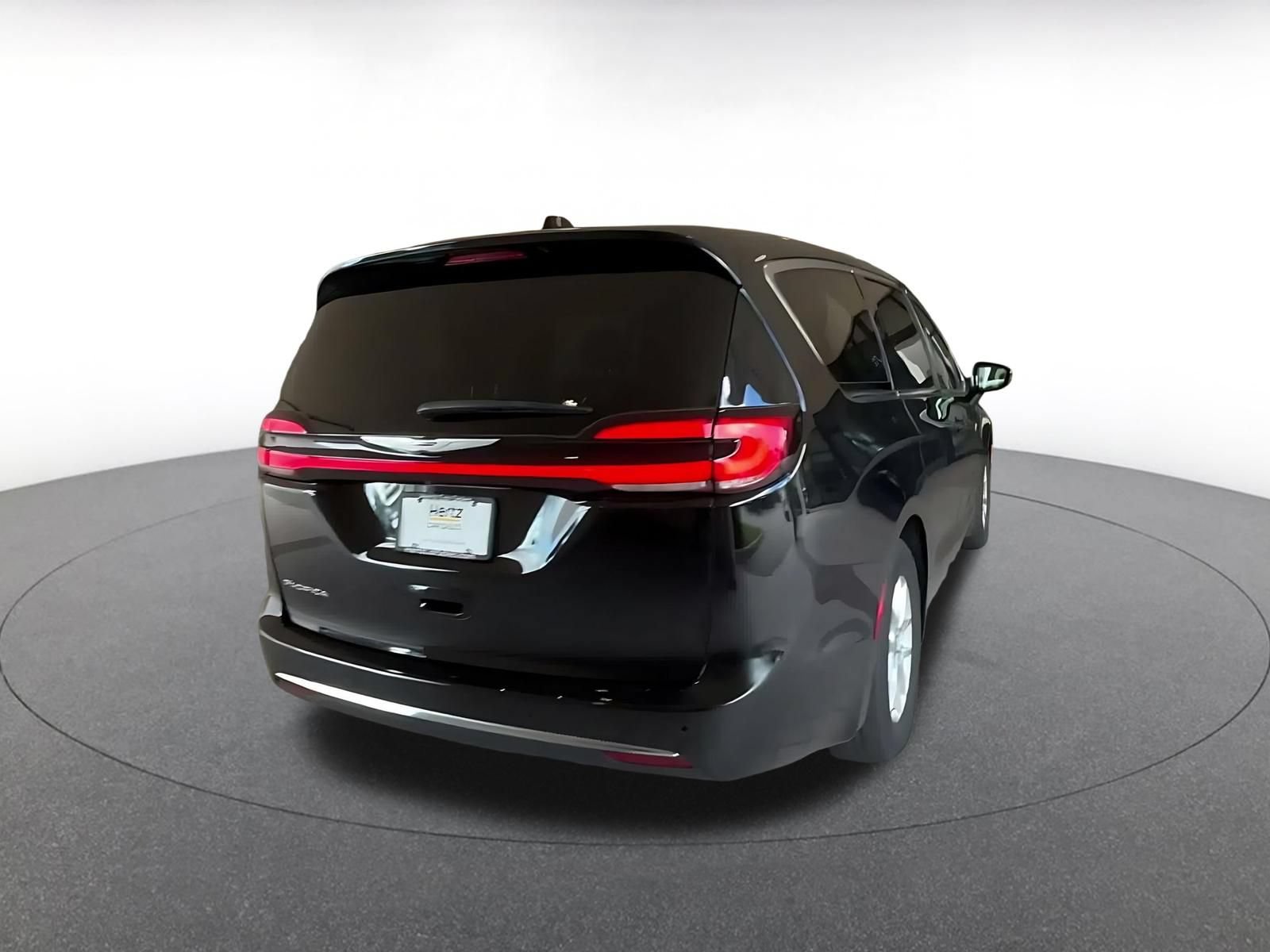 Used 2024 Chrysler Pacifica Touring-L FWD image 13