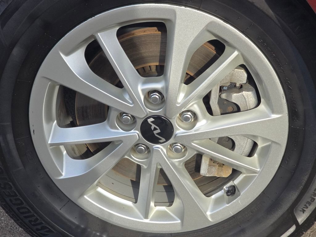 Used 2024 Kia Carnival LX image 8