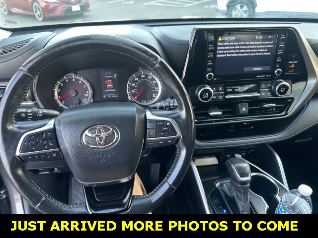 Used 2020 Toyota Highlander LE image 2