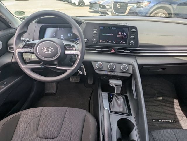 Used 2025 Hyundai Elantra SE FWD image 31
