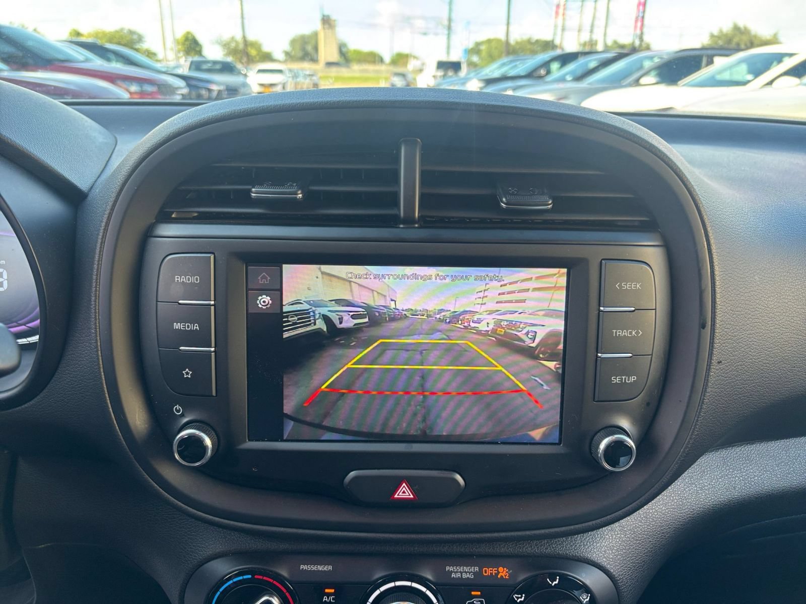 Used 2025 Kia Soul LX w/ LX Technology Package FWD image 19