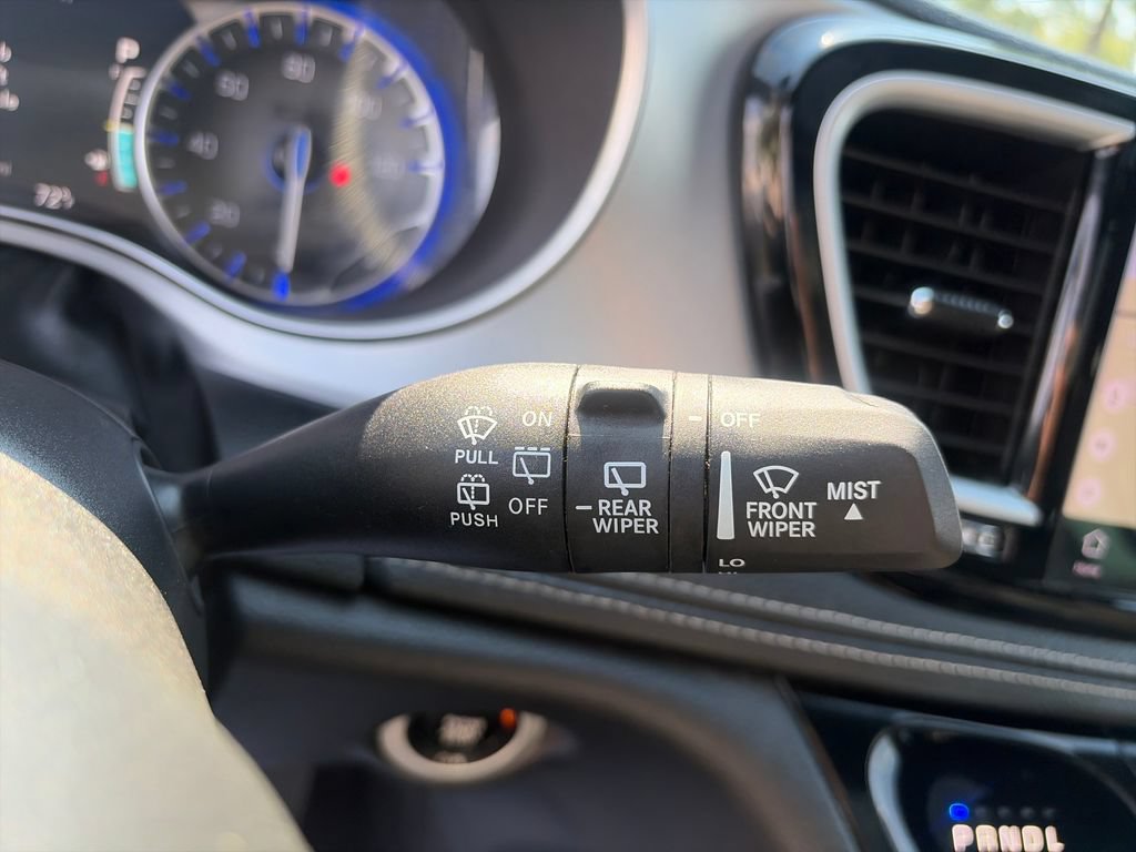 Used 2025 Chrysler Pacifica Limited FWD image 35