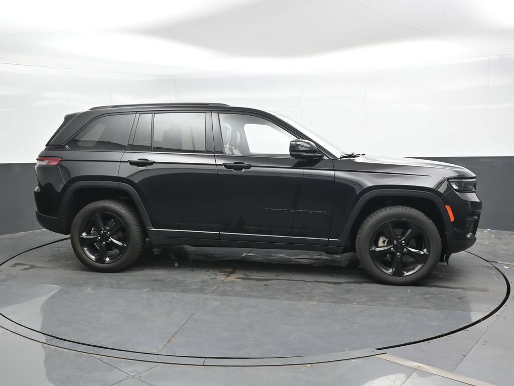 Used 2023 Jeep Grand Cherokee Altitude AWD/4WD image 4