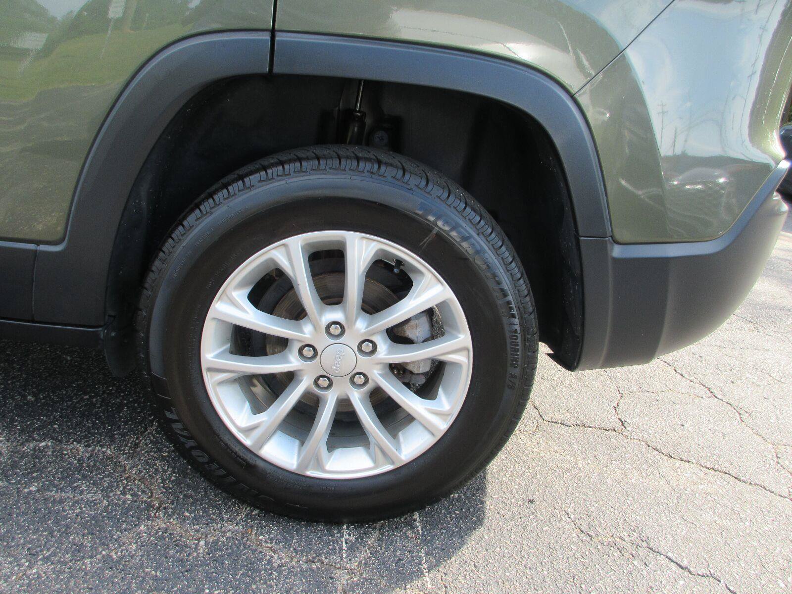 Used 2019 Jeep Cherokee Latitude w/ Popular Appearance Group FWD image 22