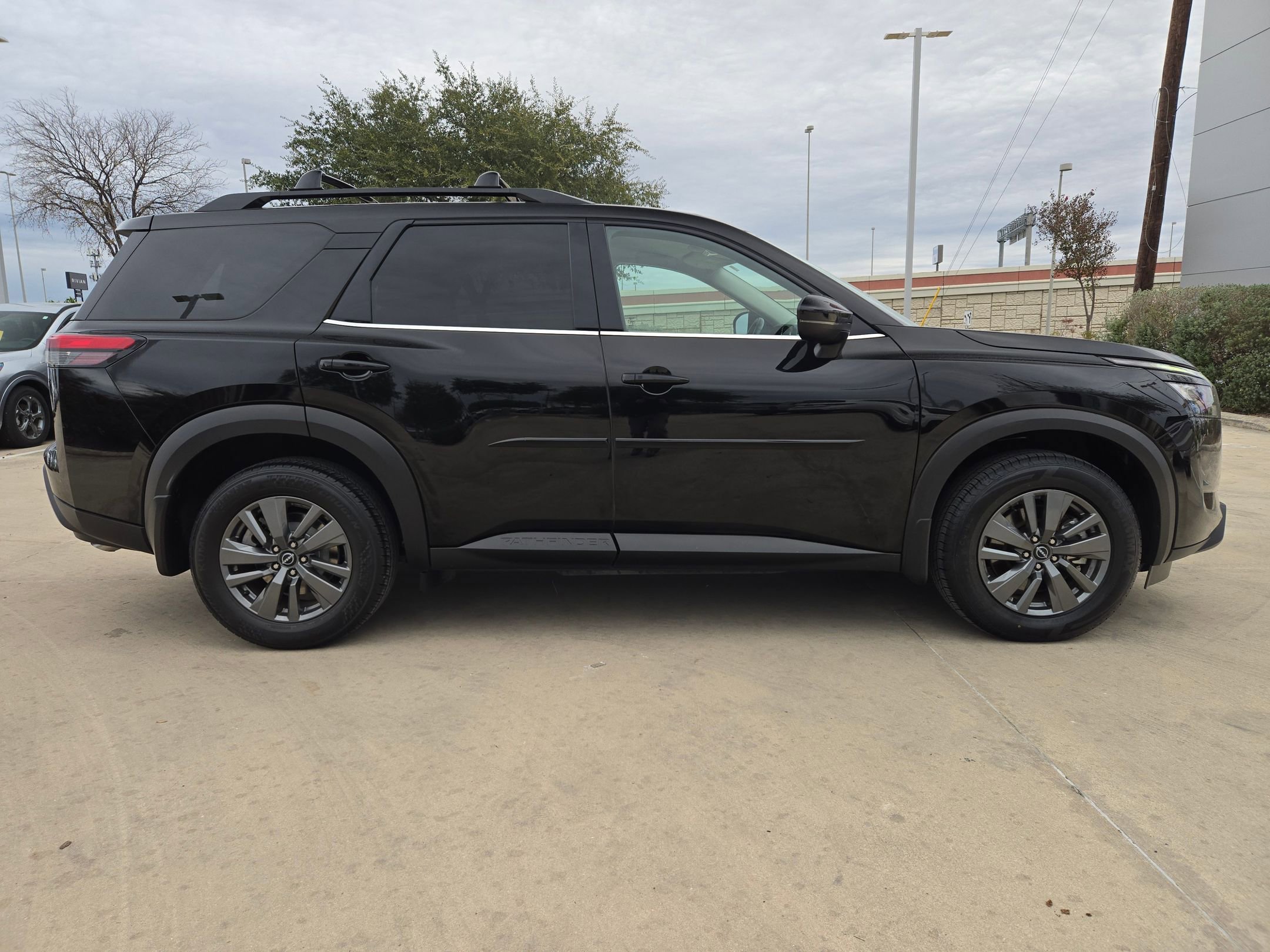 Used 2023 Nissan Pathfinder SV image 8