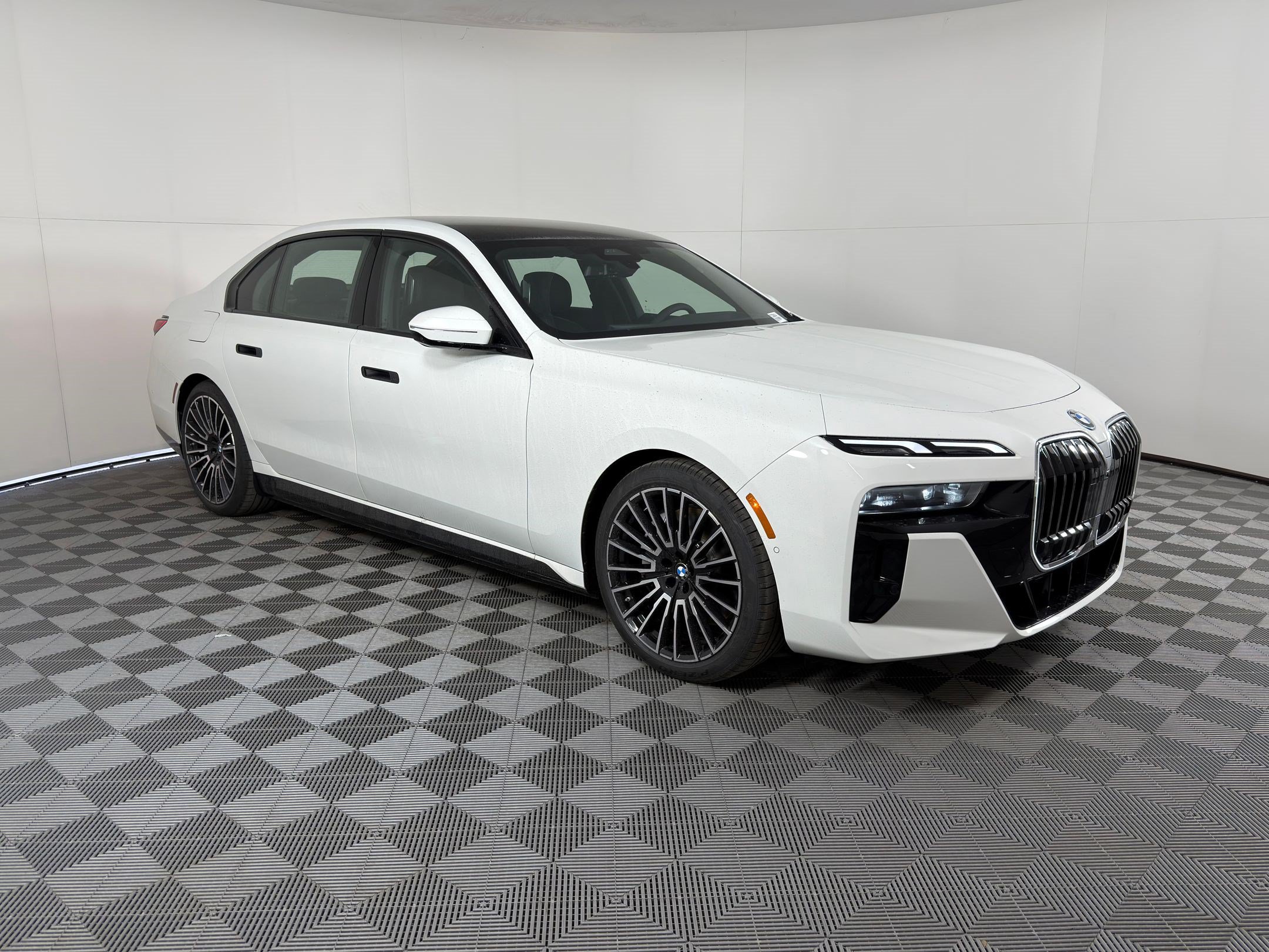 Used 2026 BMW 750e xDrive w/ Premium Package AWD/4WD image 6